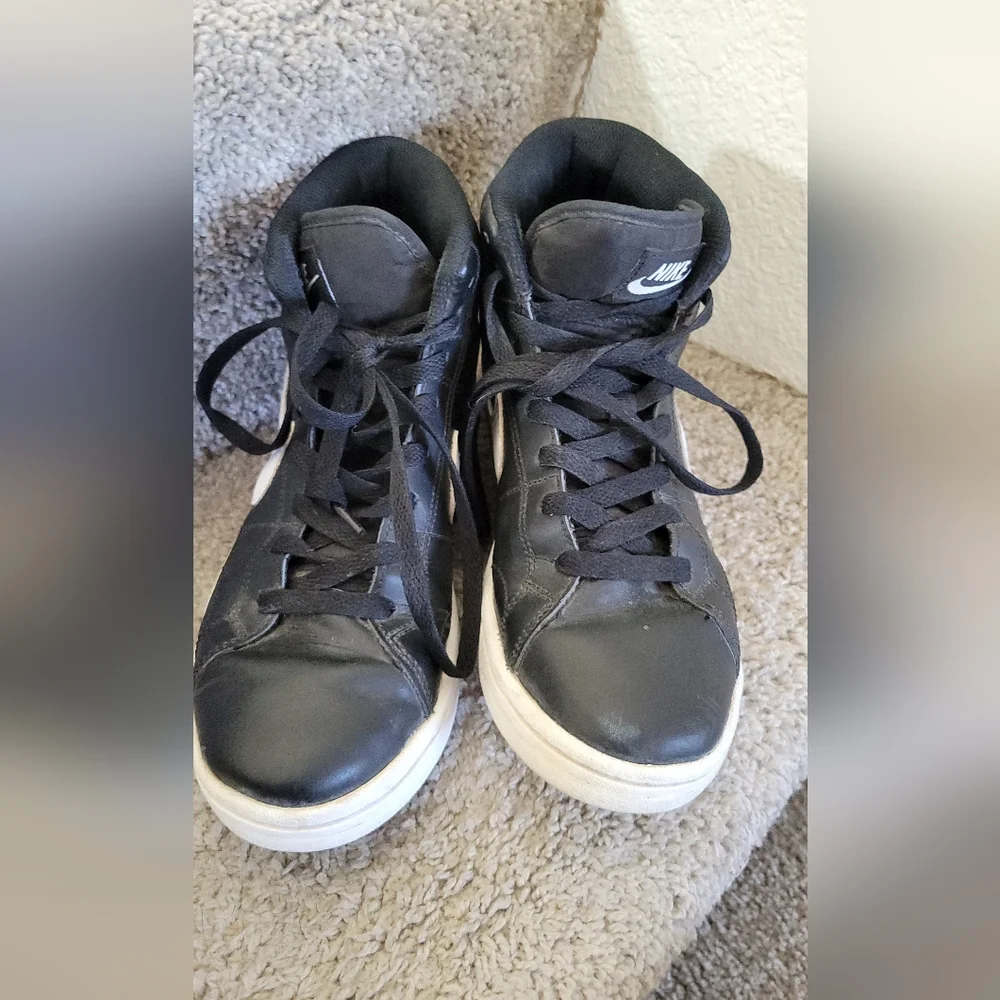 Nike Court Royale 2 Mid sneakers in black and white. Size 7